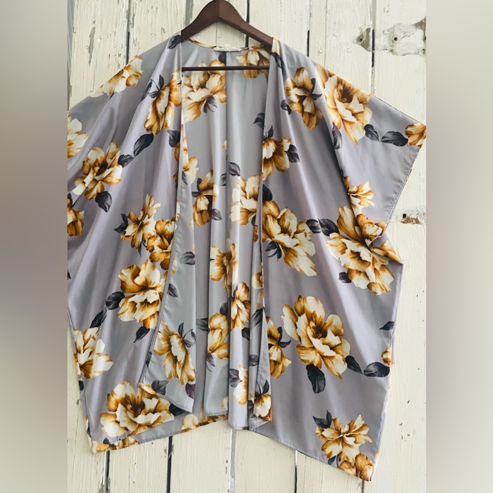 🪷🪷🪷By Together- Kimono Light Purple White‎ Gold Flowers🪷🪷🪷